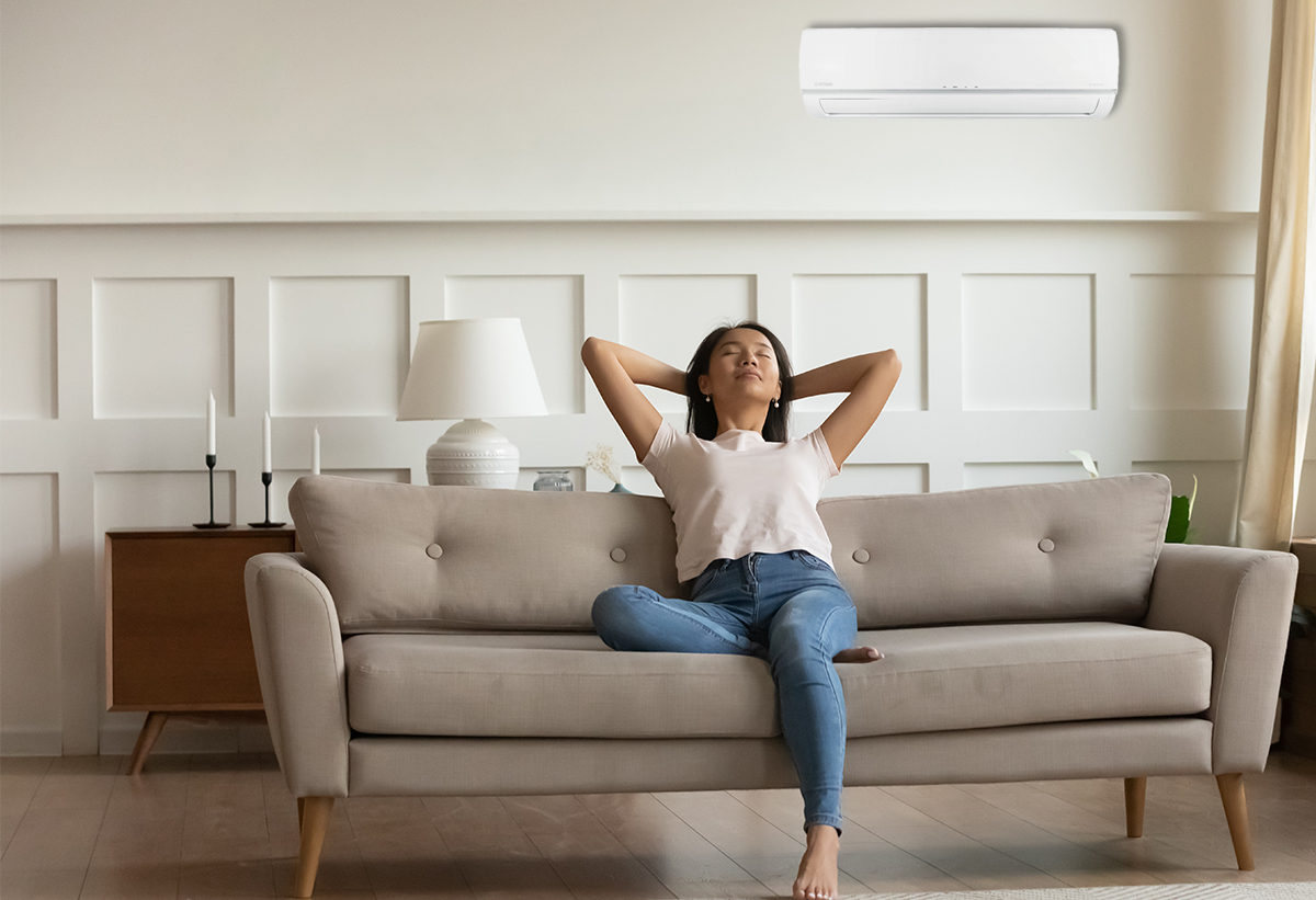 Παρουσιάζεται το κλιματιστικό τοποθετημέν σε έναν χώρο.